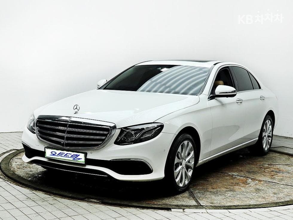 Mercedes-Benz E-Class (W213) E300 4Matic Exclusive - Image 1