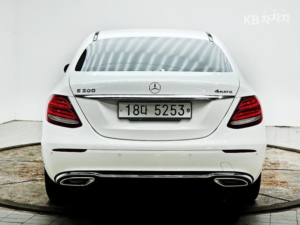 Mercedes-Benz E-Class (W213)E300 4Matic Exclusive - 3