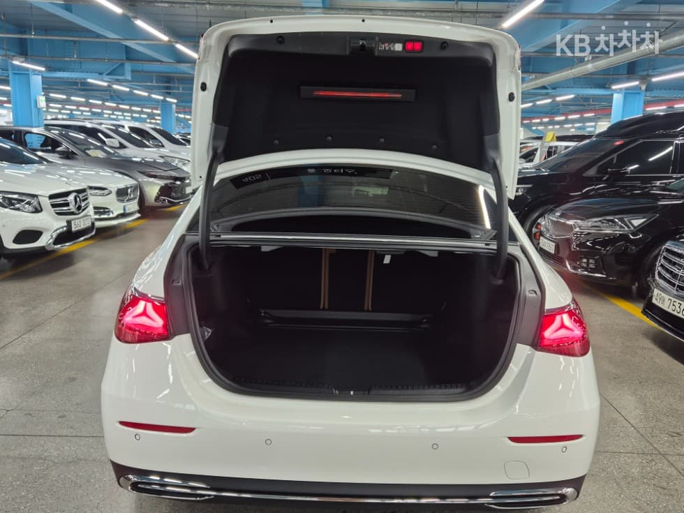Mercedes-Benz E-클래스 (W214)E300 4MATIC AMG Line - 9