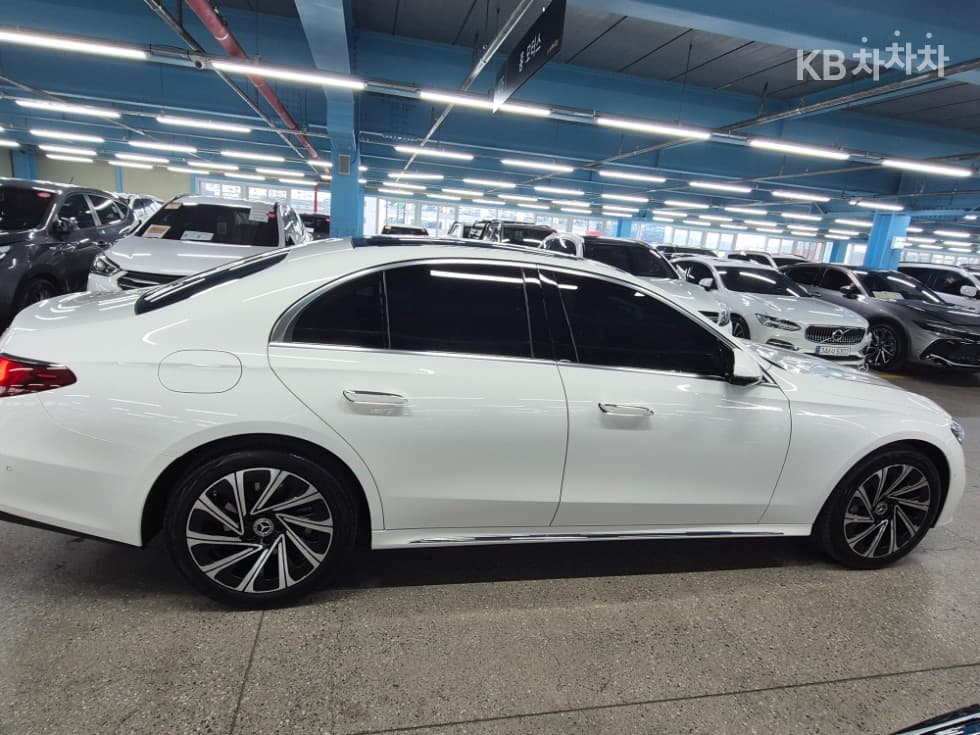 Mercedes-Benz E-클래스 (W214)E300 4MATIC AMG Line - 11