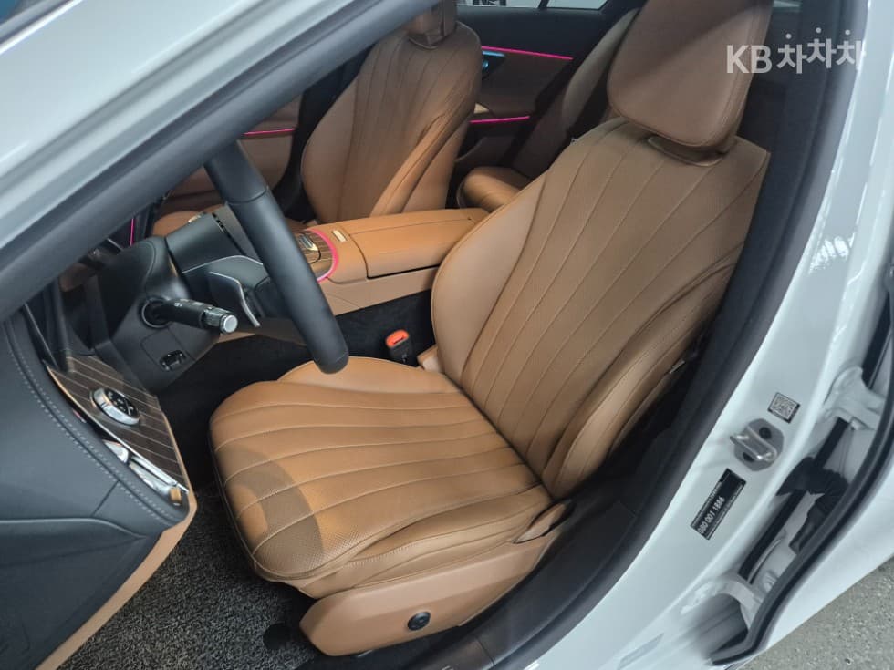 Mercedes-Benz E-클래스 (W214)E300 4MATIC AMG Line - 18