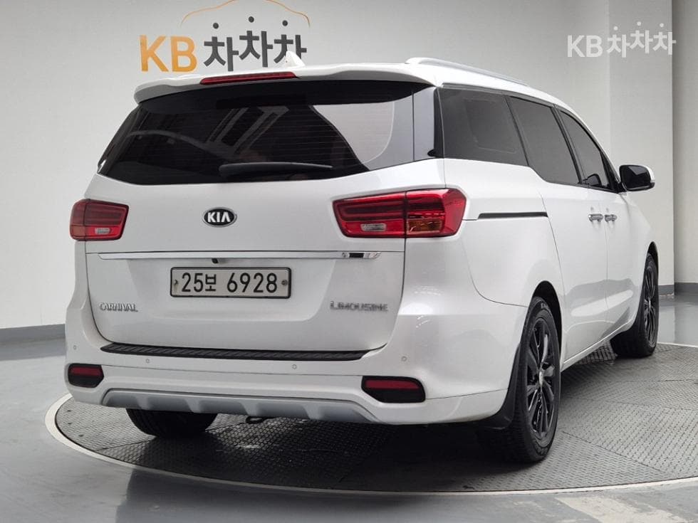 Kia The New (facelift) Carnival7-seater (Limousine) 2.2 Diesel Limousine President - 3