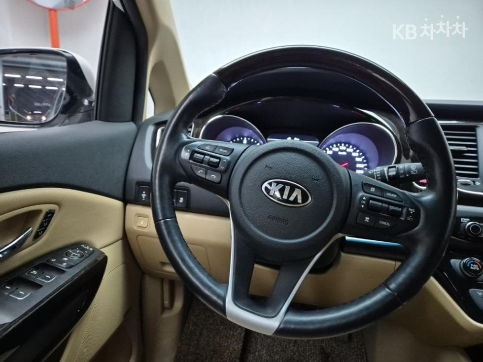 Kia The New (facelift) Carnival7-seater (Limousine) 2.2 Diesel Limousine President - 9