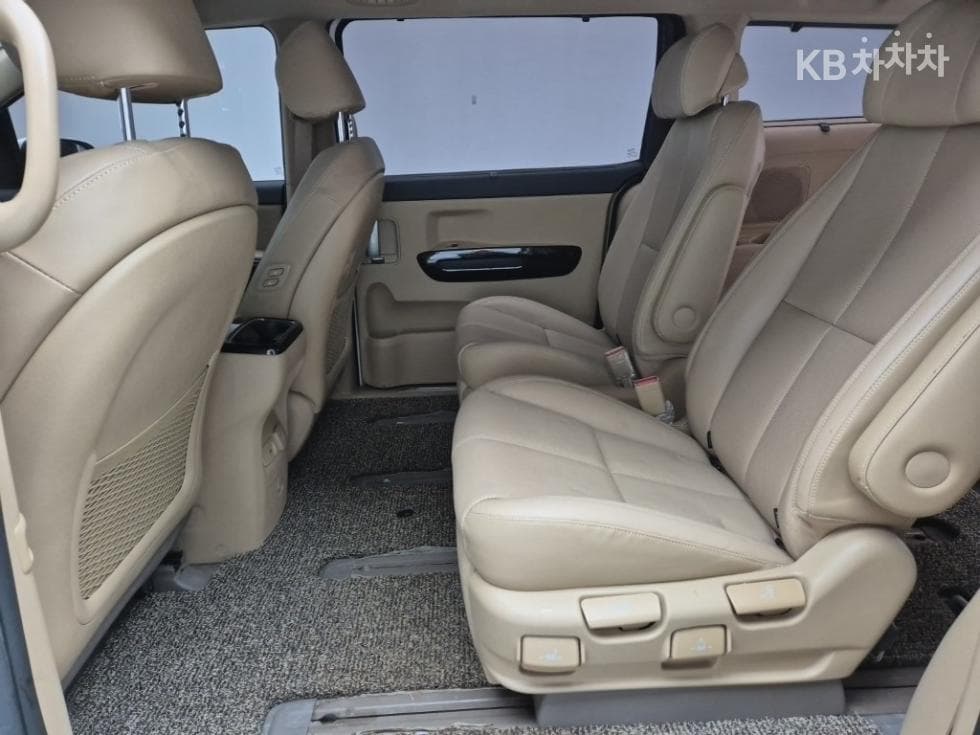 Kia The New (facelift) Carnival7-seater (Limousine) 2.2 Diesel Limousine President - 12