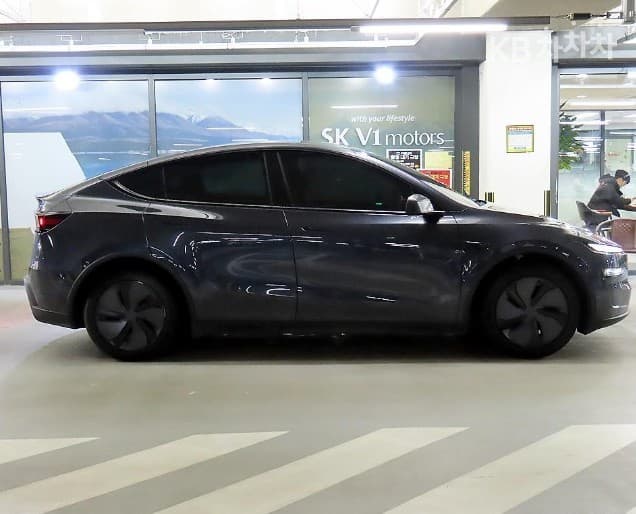 테슬라 Model YRWD Стандартен - 3