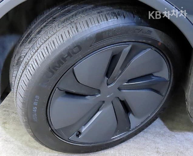 테슬라 Model YRWD Стандартен - 20