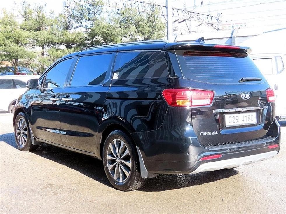 Kia All New Carnival9-seater 2.2 Diesel Luxury - 3