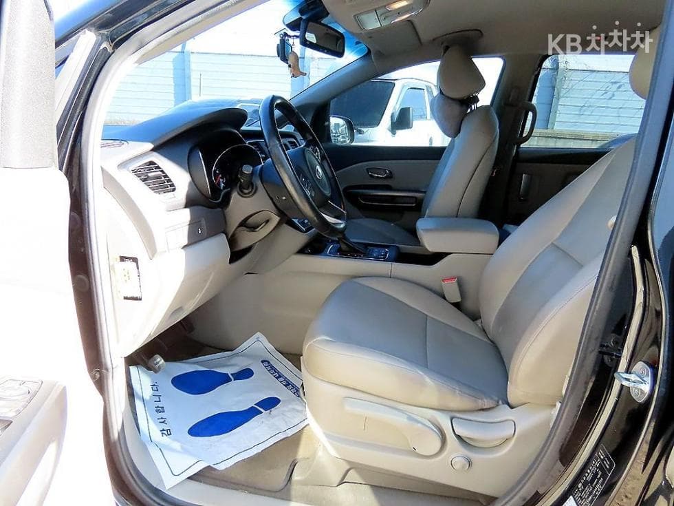 Kia All New Carnival9-seater 2.2 Diesel Luxury - 5