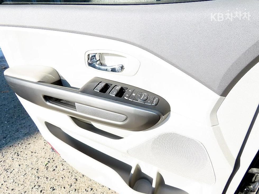 Kia All New Carnival9-seater 2.2 Diesel Luxury - 12