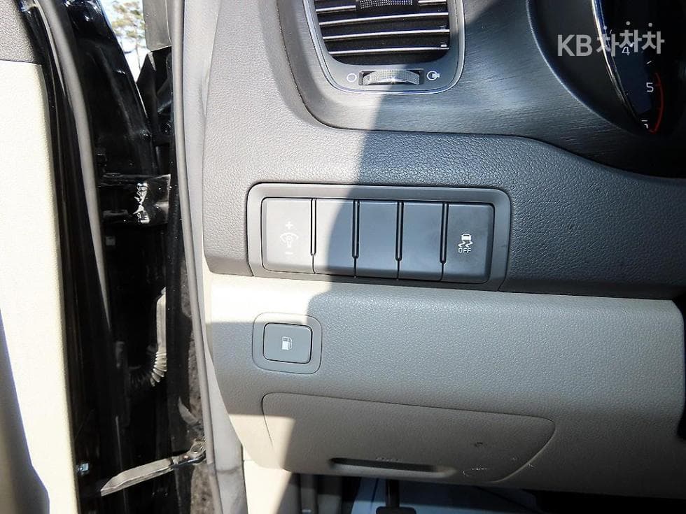 Kia All New Carnival9-seater 2.2 Diesel Luxury - 13