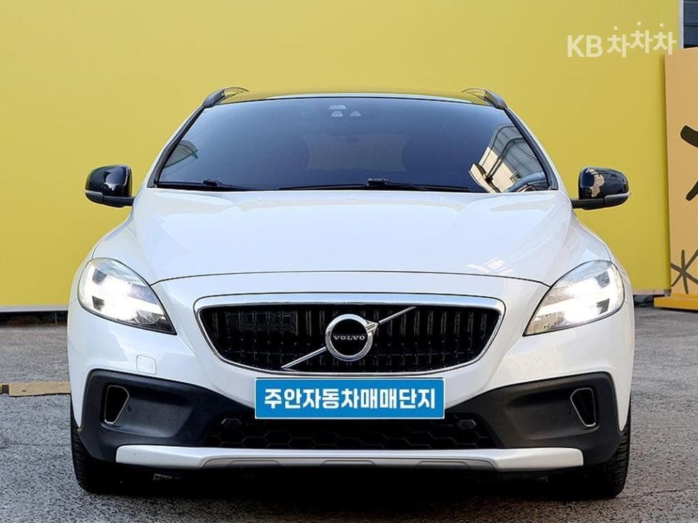 Volvo V40 CC D3 - Image 1