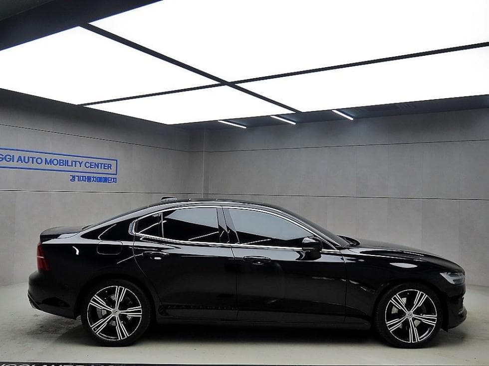 Volvo S60 3-토 поколение2.0 B5 Inscription - 2