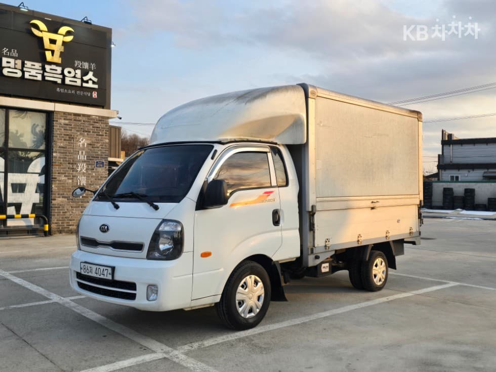 Kia Bongo 3 (light truck) 1 Ton Wing Body Extra Long Manual식 King Cab Deluxe - Image 1