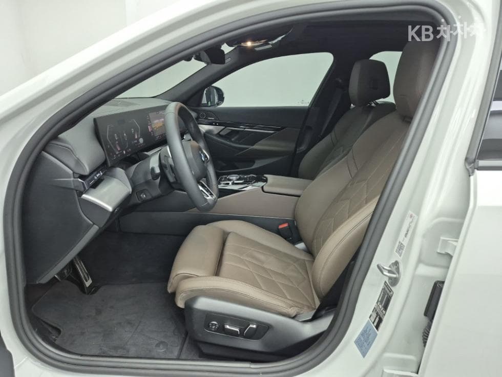 BMW New5 Series(G60)523d M Sport - 11