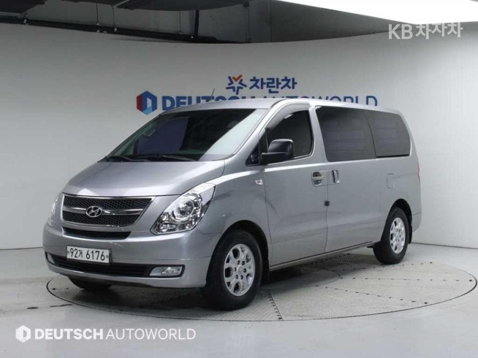 Hyundai Grand Starex 3Seater승 Van CVX Luxury - Image 1