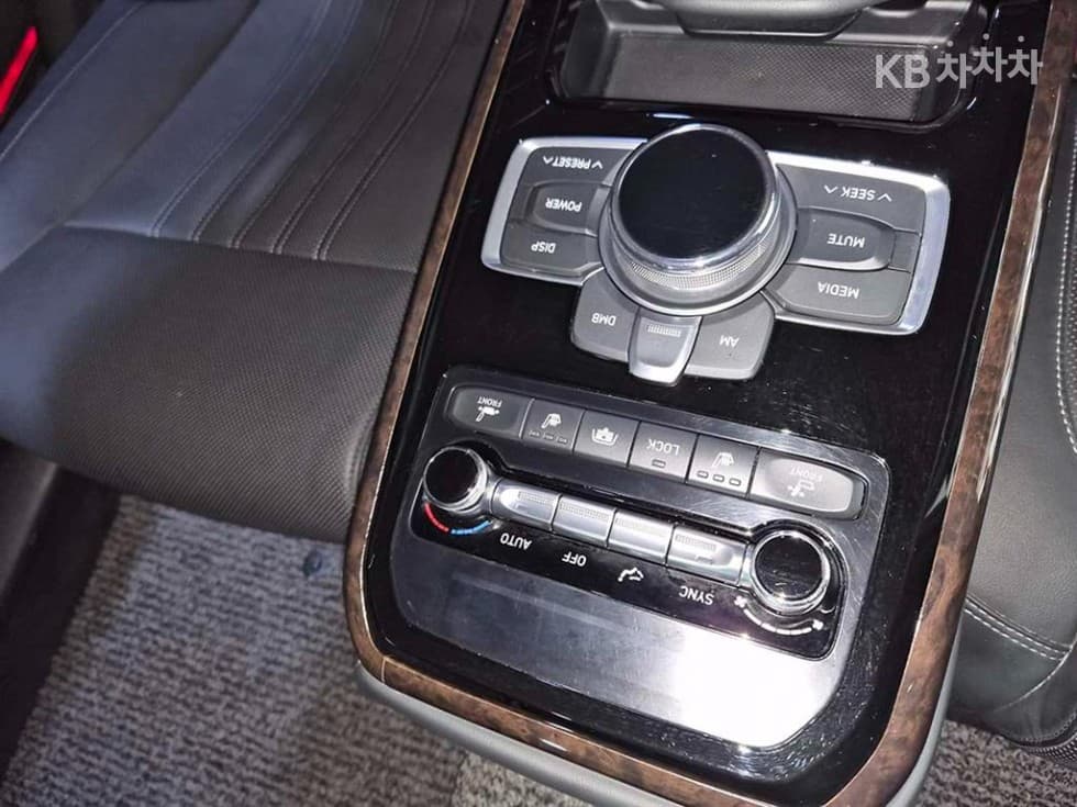 Genesis EQ9003.8 GDI Luxury - 16