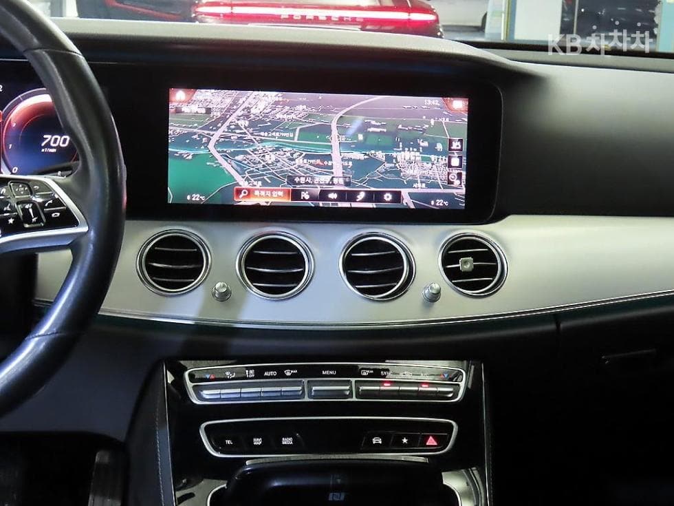 Mercedes-Benz E-Class (W213)E250 Avantgarde - 11