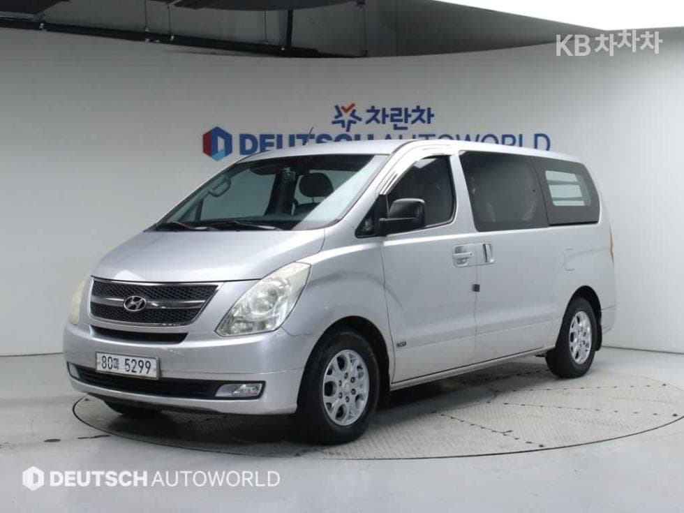 Hyundai Grand Starex 5-seater Van CVX Luxury - Image 1