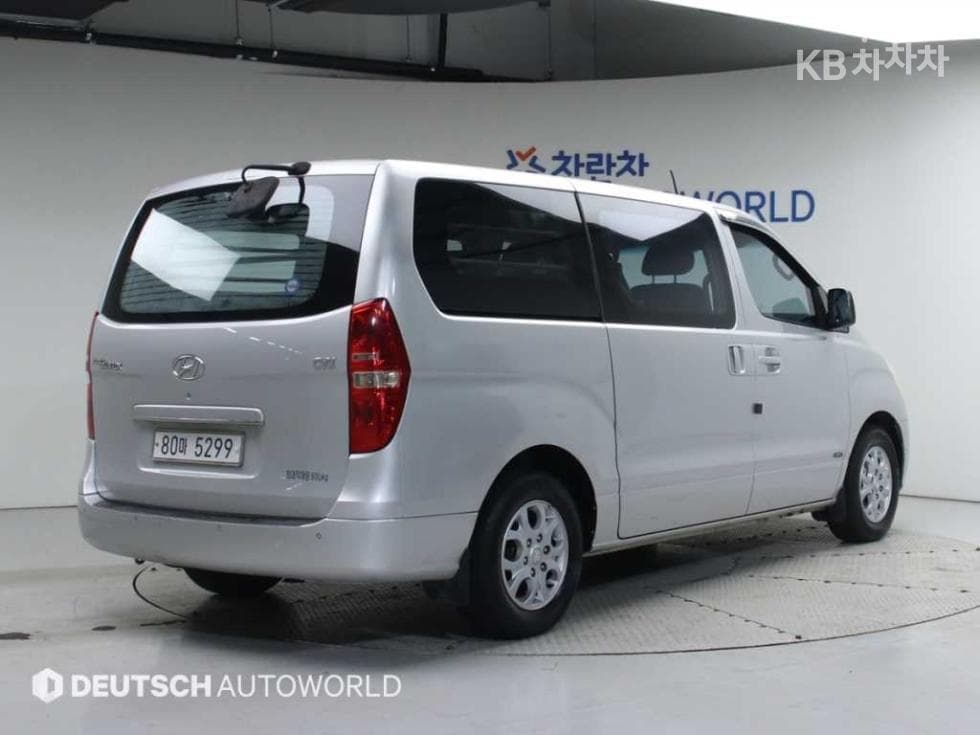 Hyundai Grand Starex5-seater Van CVX Luxury - 2