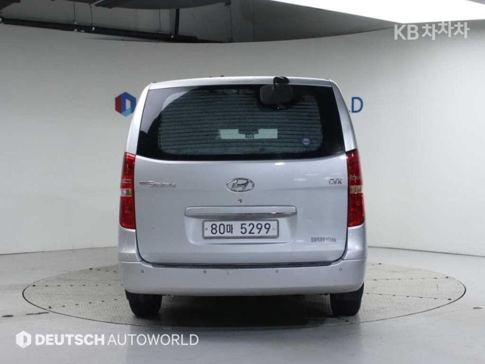 Hyundai Grand Starex5-seater Van CVX Luxury - 4