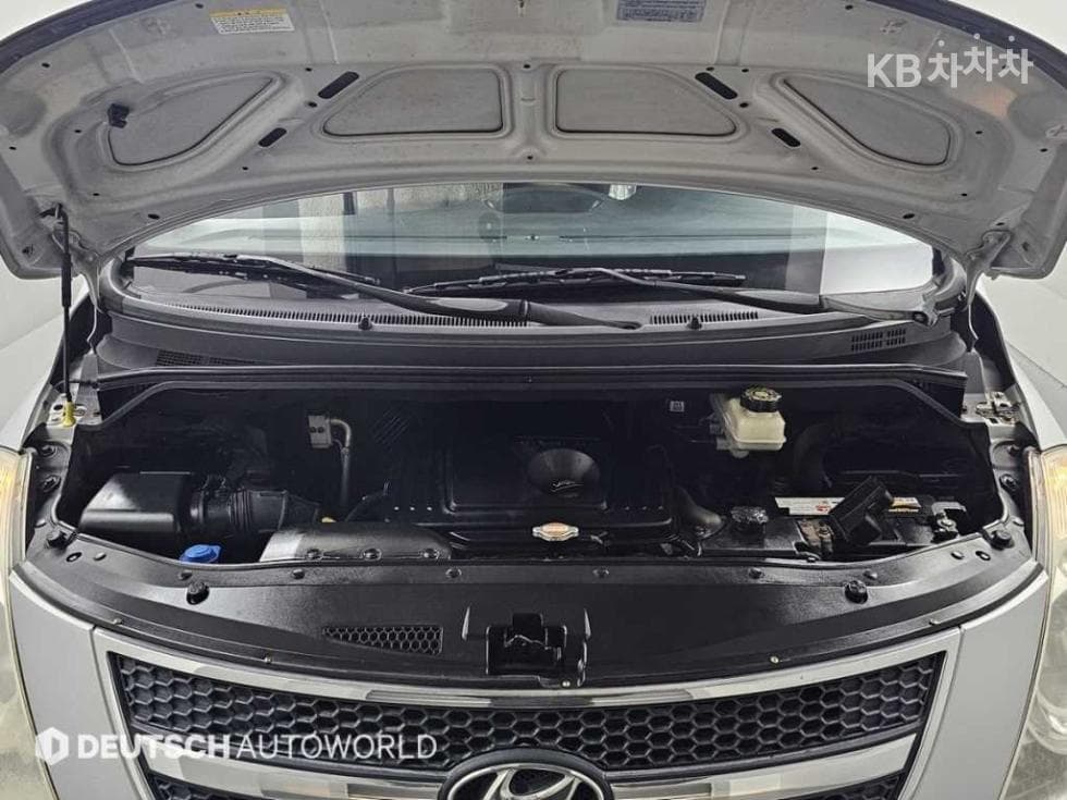 Hyundai Grand Starex5-seater Van CVX Luxury - 6