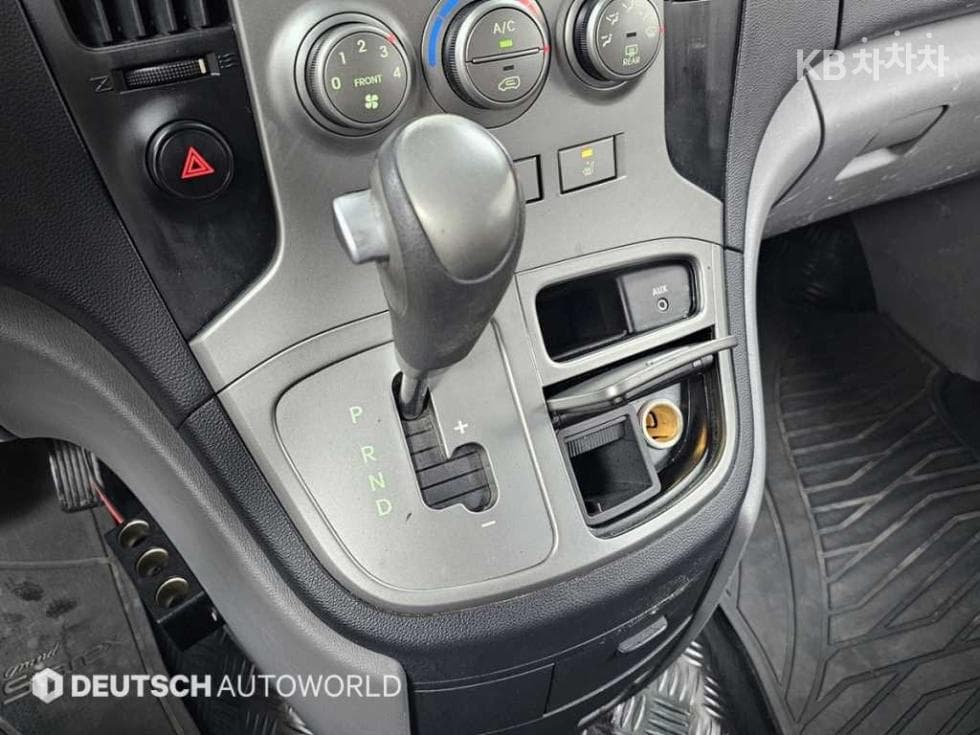 Hyundai Grand Starex5-seater Van CVX Luxury - 9