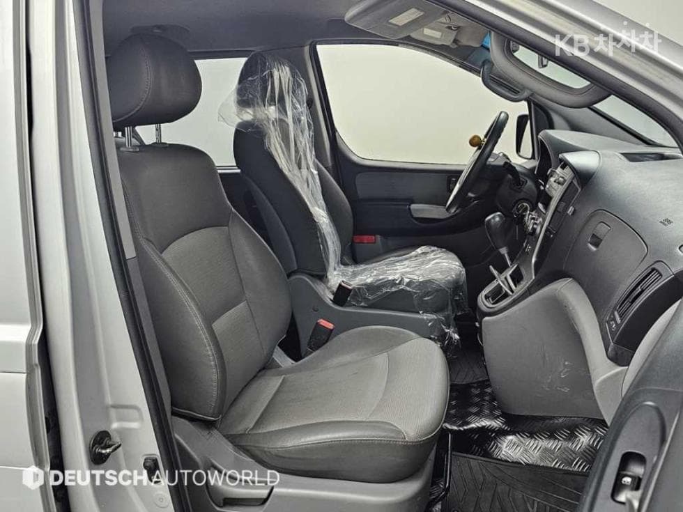 Hyundai Grand Starex5-seater Van CVX Luxury - 10