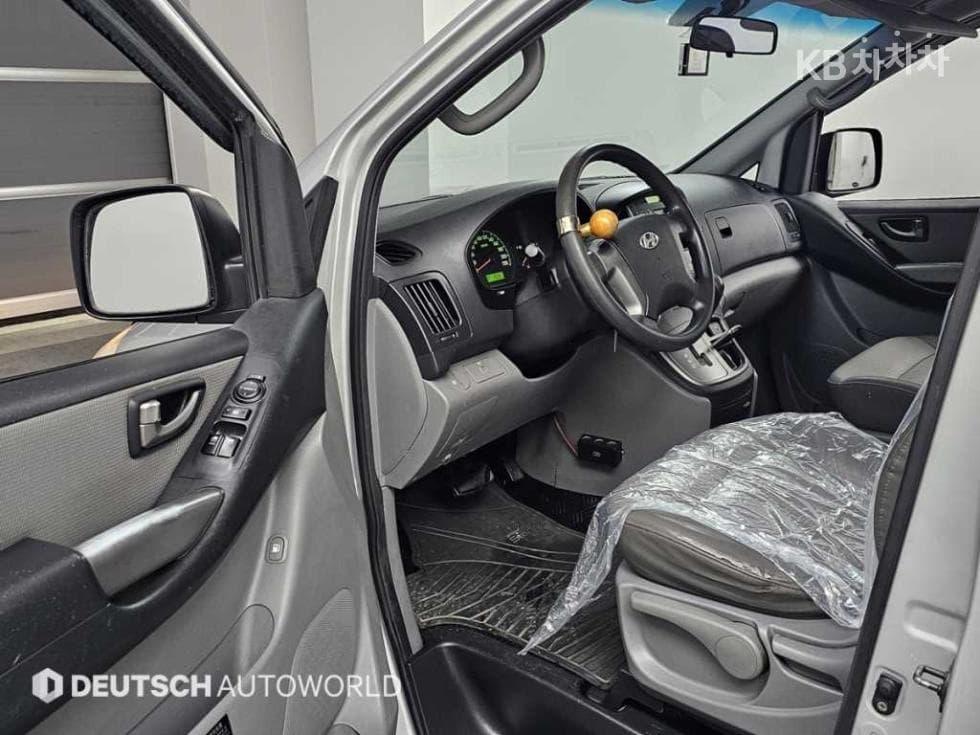 Hyundai Grand Starex5-seater Van CVX Luxury - 11