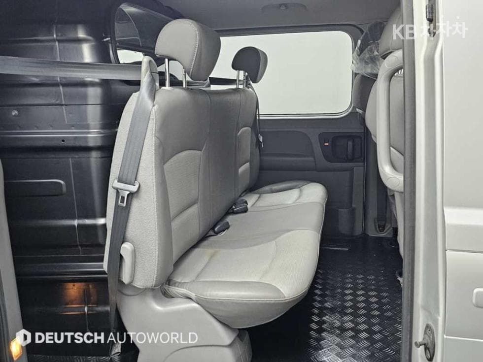 Hyundai Grand Starex5-seater Van CVX Luxury - 12
