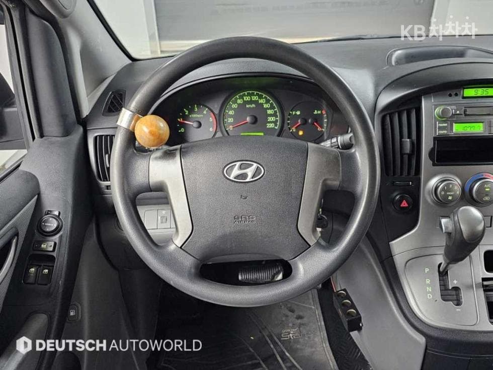 Hyundai Grand Starex5-seater Van CVX Luxury - 13