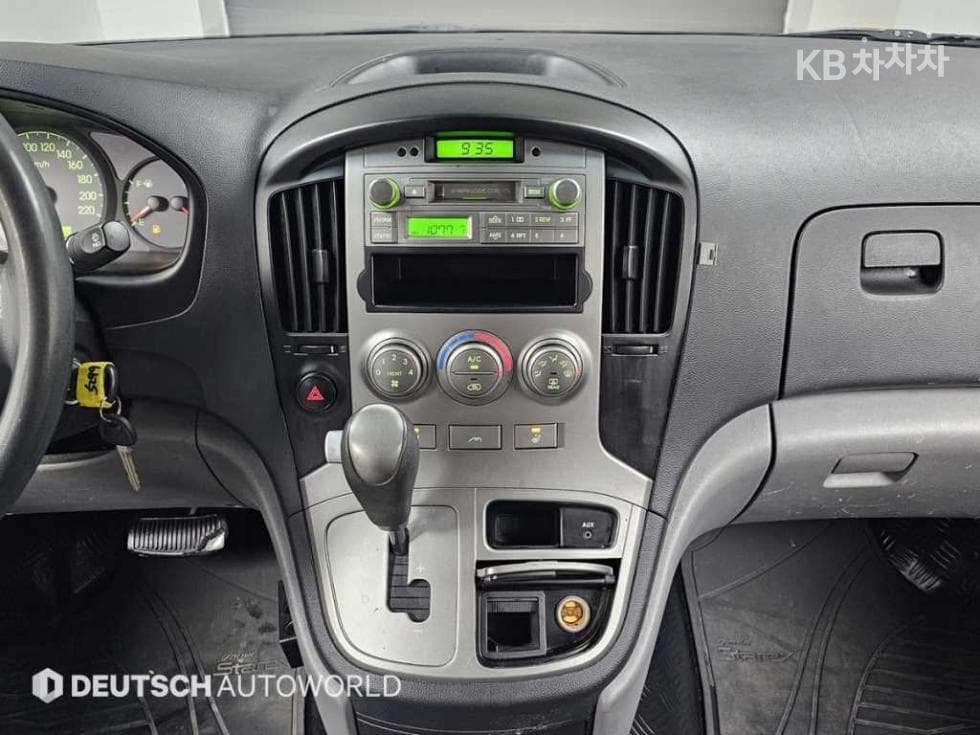 Hyundai Grand Starex5-seater Van CVX Luxury - 14