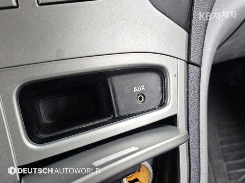 Hyundai Grand Starex5-seater Van CVX Luxury - 16