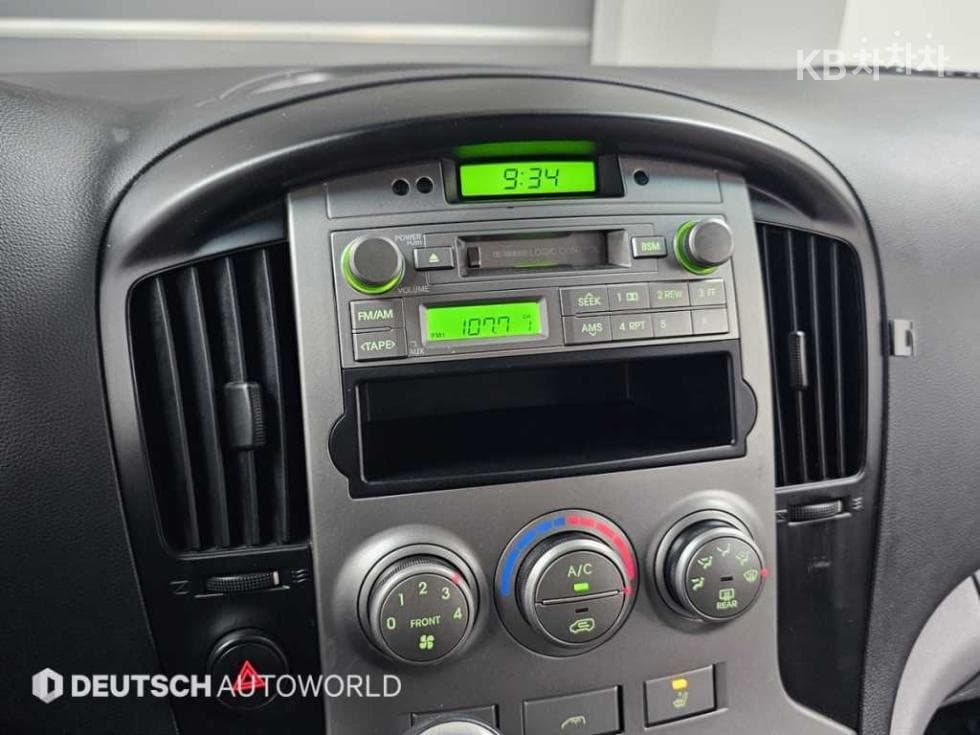 Hyundai Grand Starex5-seater Van CVX Luxury - 18