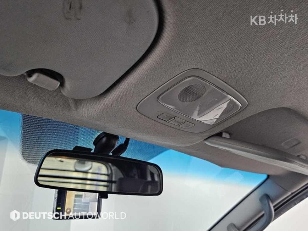 Hyundai Grand Starex5-seater Van CVX Luxury - 19