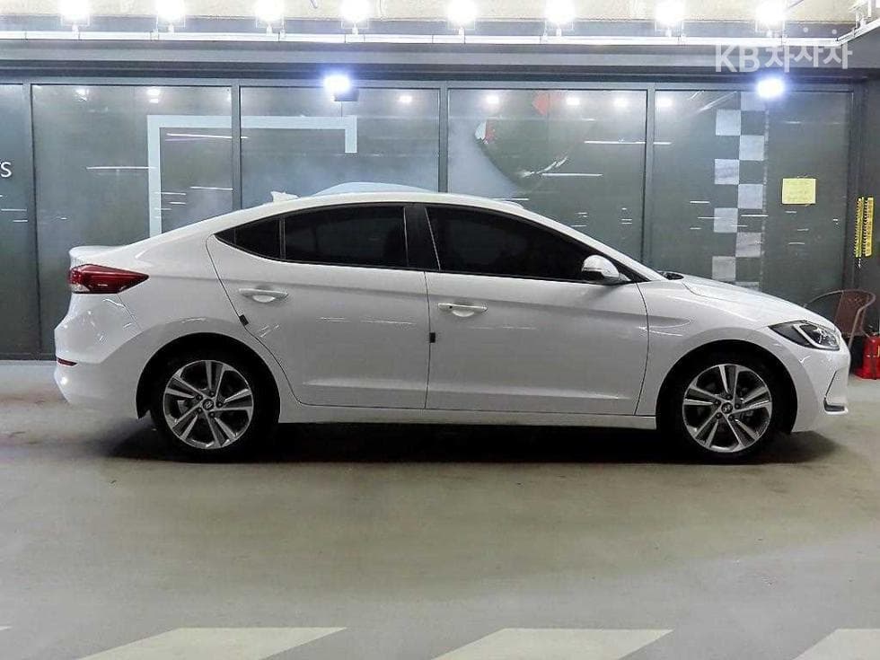 Hyundai Avante (Elantra)AD1.6 GDi Value Plus - 3