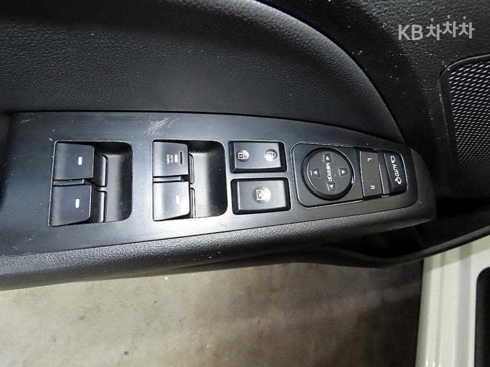 Hyundai Avante (Elantra)AD1.6 GDi Value Plus - 13