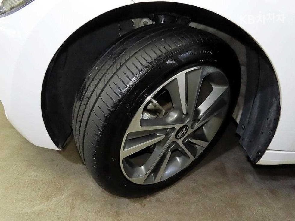 Hyundai Avante (Elantra)AD1.6 GDi Value Plus - 18