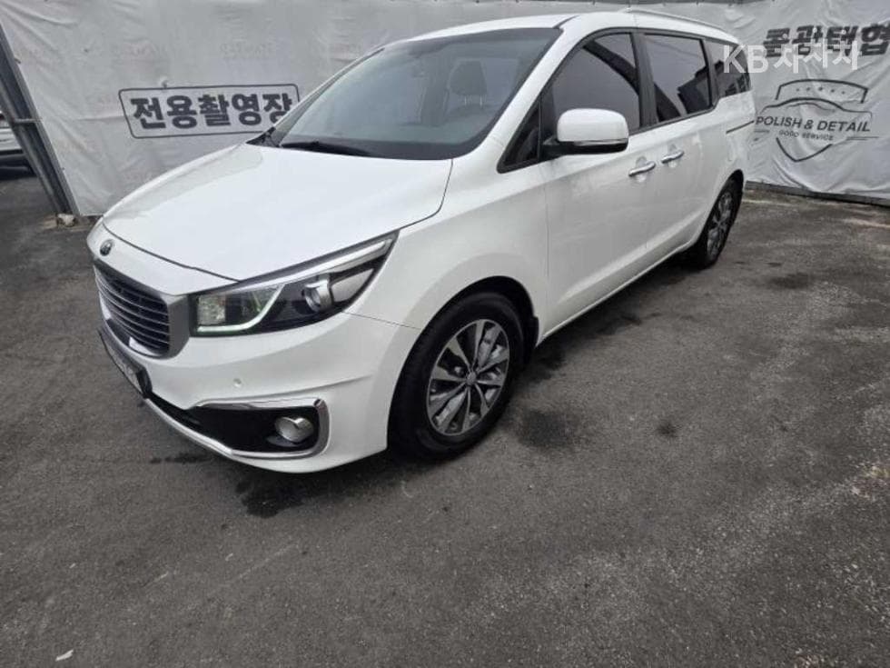 Kia All New Carnival 9-seater 2.2 Diesel Luxury - Image 1