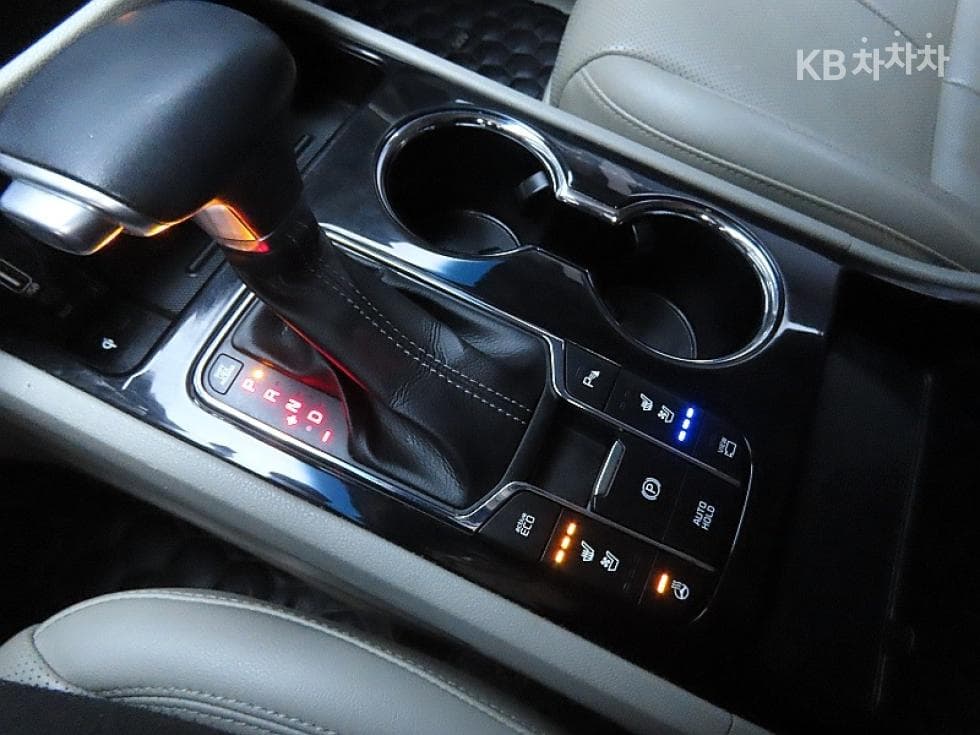 Kia The New (facelift) Carnival9-seater 3.3 Gasoline Noblesse Special (special feature/edition) - 9