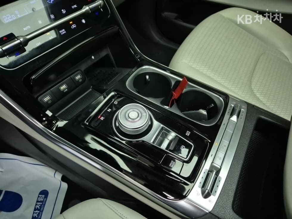 Kia Carnival 4th generationD2.2 9-seater Signature - 8