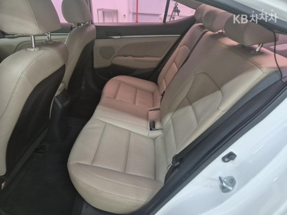 Хюндай Avante (Elantra)AD1.6 GDi Стил - 12
