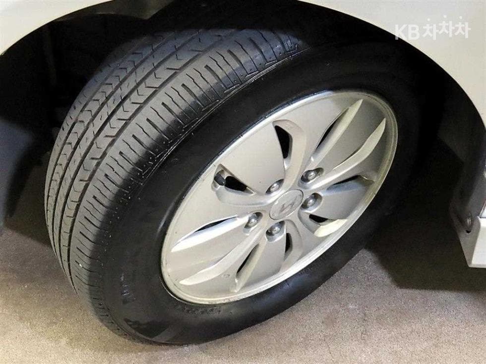 Hyundai Avante (Elantra)HybridHDeIII Standard - 18