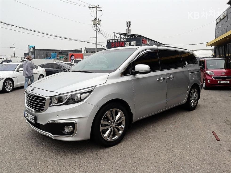Kia All New Carnival9-seater 3.3 Gasoline Noblesse - 2