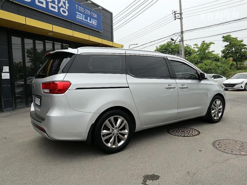 Kia All New Carnival9-seater 3.3 Gasoline Noblesse - 3