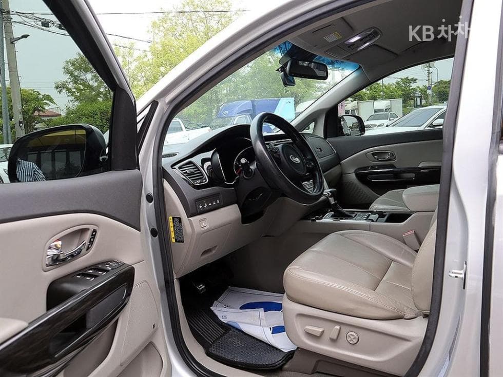 Kia All New Carnival9-seater 3.3 Gasoline Noblesse - 6