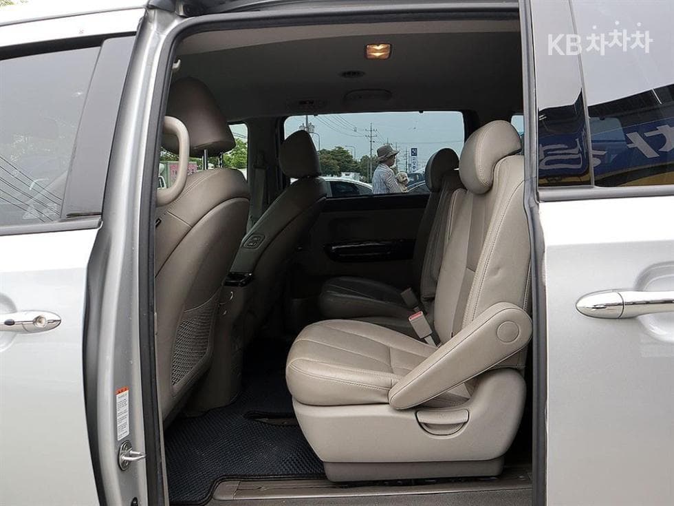 Kia All New Carnival9-seater 3.3 Gasoline Noblesse - 7