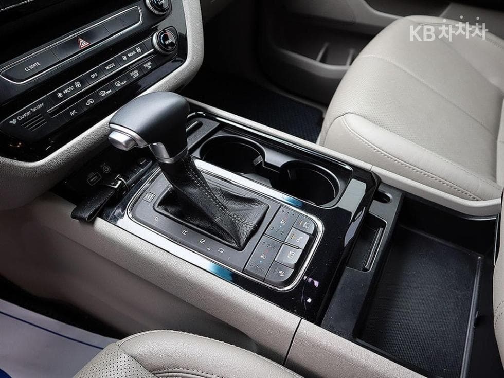 Kia All New Carnival9-seater 3.3 Gasoline Noblesse - 12