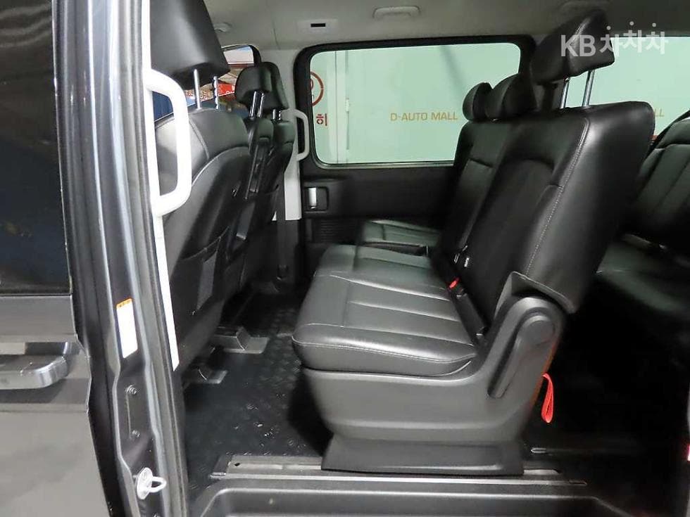 Hyundai Staria3.5 LPG Tourer 9 Modern - 7