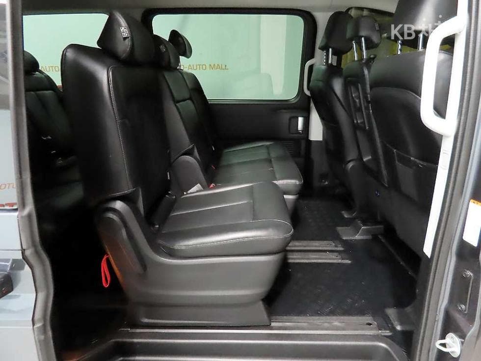 Hyundai Staria3.5 LPG Tourer 9 Modern - 8