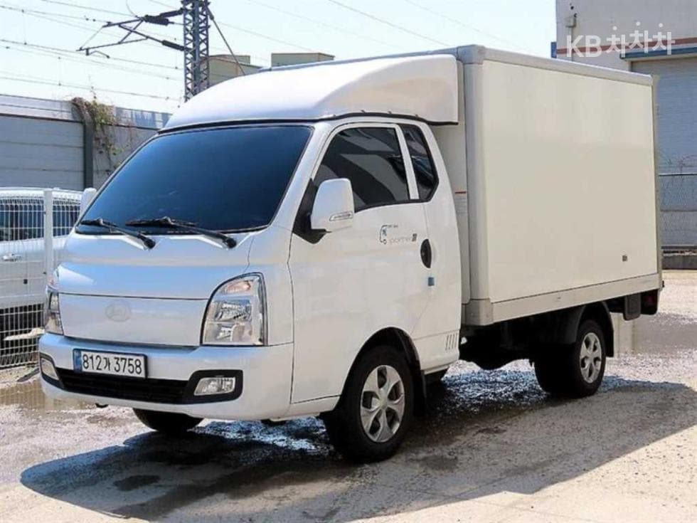 Hyundai Porter 2 LPG Box Truck Extra Long Super Cab ModernPlus - Image 1